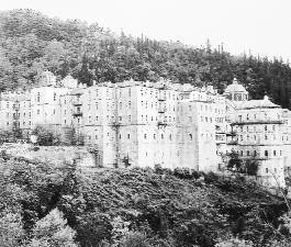 Στην Μονή ανήκουν επίσης δυο εργαστήρια στις Καρυές και το κελλί της Μεταμορφώσεως.