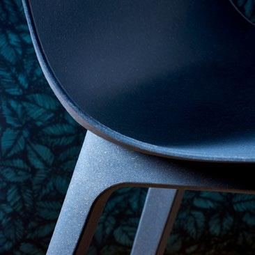 Η καρέκλα ODGER, σε καφέ, μπεζ ή μπλε χρώμα, συνδυάζει άνεση και κομψότητα, προσδίδοντας ένα