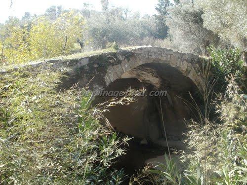 Οι δύο κίονες πατάνε πάνω στα άκρα της γούρνας, ενώ τα πλαϊνά τους έχουν πλαίσιο.