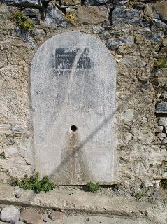 το λατομείο Τασλίκ του Σκοπέλου Πέραμα Βρύση στο Σκόπελο ανεβαίνοντας