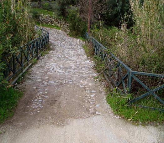 Το γεφύρι της Πατρικούς βρίσκεται μεταξύ Παπάδου και Σκοπέλου και έχει μήκος 5 μέτρα.