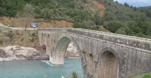 10 α. να υπολογίσετε τη κεντρομόλο δύναμη που δέχεται το αυτοκίνητο, η μάζα του οποίου είναι 1200kg β.
