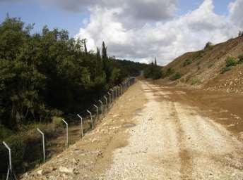 Požarni putovi dijelom su asfaltirani, a dijelom sa slojem nabijene zemlje i šljunka, varijabilnih širina, dijelom i