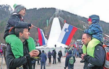 si V Planici bo danes letelo šest Slovencev V Planici se je včeraj zbralo okrog petnajst tisoč gledalcev, največ otrok, ki so na letalnici videli dve seriji za trening in zadnje kvalifikacije v
