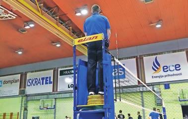 In kako naj imajo zdaj še posladek na skupnem pikniku, se sprašujem. Spomnim se vraže, da se v kresni noči vračajo na svet čarna bitja.