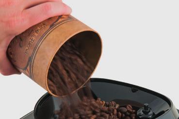 8 Ρίξτε αργά τον καφέ σε κόκκους μέσα