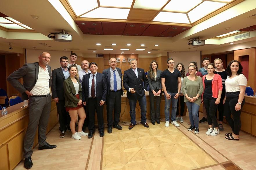 ΕΝ ΣΥΝΤΟΜΙΑ 30 Απριλίου έως 5 Μαΐου 2017: Η Ελληνογερμανική Συνέλευση στο μικροσκόπιο Σε συνεργασία με την Κεντρική ένωση Δήμων και Κοινοτήτων (ΚΕΔΕ) η Ανωτάτη Σχολή Δημόσιας Διοίκησης στο Κελ