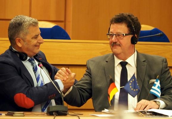 Ο Υφυπουργός Χ.Γ. Φούχτελ και ο αρχηγός της αξιωματικής αντιπολίτευσης Κ. Μητσοτάκης Η Κεντρική Ένωση Δήμων και Κοινοτήτων Ελλάδας και η Ελληνογερμανική Συνέλευση συνεργάζονται με άριστο τρόπο.