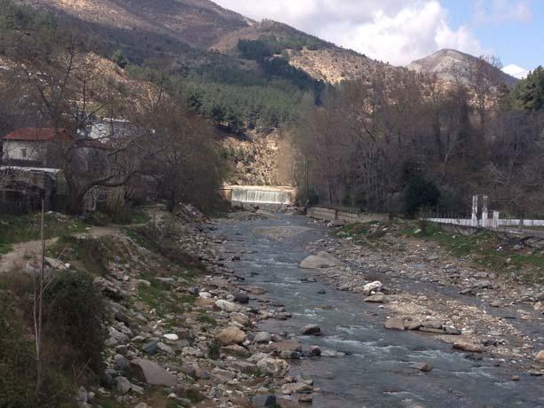 Πηγή: Αυτοψία Αναδόχου (01/04/2015). Σχήμα 7.44: Ποταμός Κόσυνθος, στον οικισμό Κιμμερίων, που επλήγη από το συμβάν της 29/11/1996. Πηγή: Αυτοψία Αναδόχου (01/04/2015).