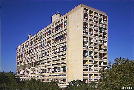 Λεηηνπξγηθή ηέγε Le Corbusier Η πνιπθαηνηθία ηεο Μαζζαιίαο-The Marseille unité d'habitation, 1945-1952 ε ηαξάηζα αλάθηεζε ηεο ρακέλεο γεο θάησ από ην θηίξην γηα αλαςπρή.