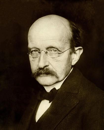 (Max Planck 1900) Ο Planck διατύπωσε την υπόθεση ότι η φωτεινή ενέργεια που ακτινοβολείται από ένα θερμαινόμενο σώμα (ακτινοβολία μέλανος σώματος) δεν εκπέμπεται κατά συνεχή ροή αλλά σε μορφή