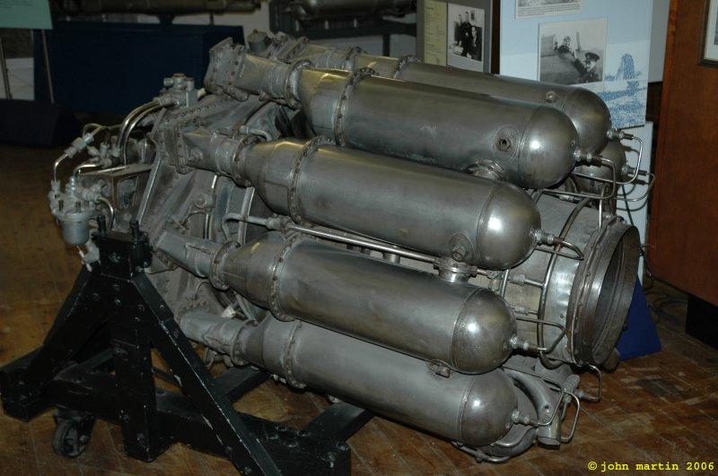 Bitan razvoj gasnih turbina zasnovan je na razvoju avionskih motora. Na slici 1.50 prikazana je jedna od prvih verzija Whittle-ovog motora za avion Gloster meteor.