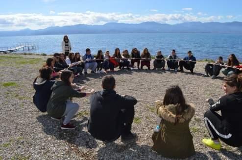 και πάπιες που ζουν μέσα και γύρω από τη λίμνη.