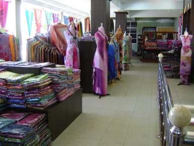 Pusat jualan untuk menjual batik-batik yang dihasilkan oleh hanafi