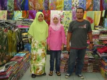 bersama pengurus Aziz Batik iaitu