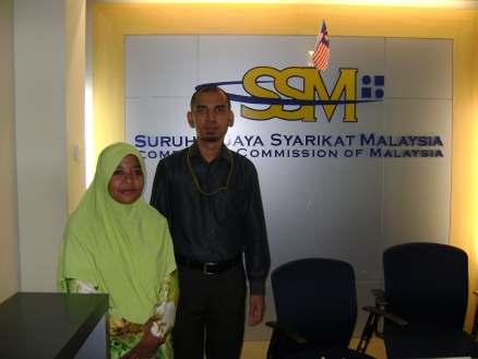 SURUHANJAYA SYARIKAT MALAYSIA Penulis bersama pegawai