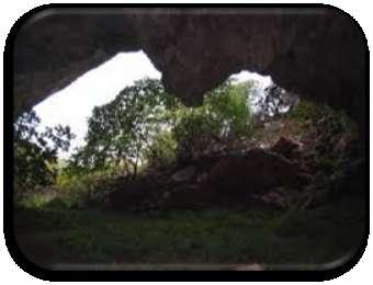 Καταβόθρα του Ηρακλή Η τεχνητή καταβόθρα, μία υπόγεια επικλινής σήραγγα, σκαμμένη στο βράχο, είχε μήκος 2230 μ. ύψος 1,80 μ. και πλάτος 1,50 μ.