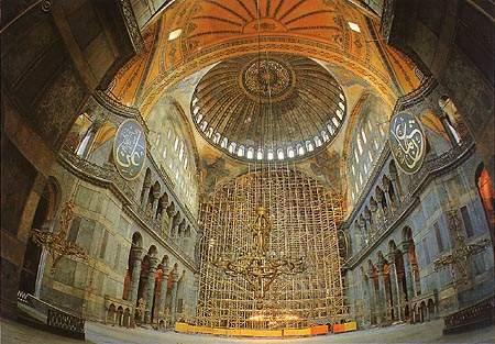 ΙΕΡΟΣ ΚΑΘΕΔΡΙΚΟΣ ΝΑΟΣ ΤΗΣ ΤΟΥ ΘΕΟΥ ΣΟΦΙΑΣ Αρχιτεκτονική: Ο ναός της Αγίας Σοφίας στην Κωνσταντινούπολη είναι το αριστούργημα της βυζαντινής αρχιτεκτονικής και ταυτόχρονα ένα από εκείνα τα μνημεία,