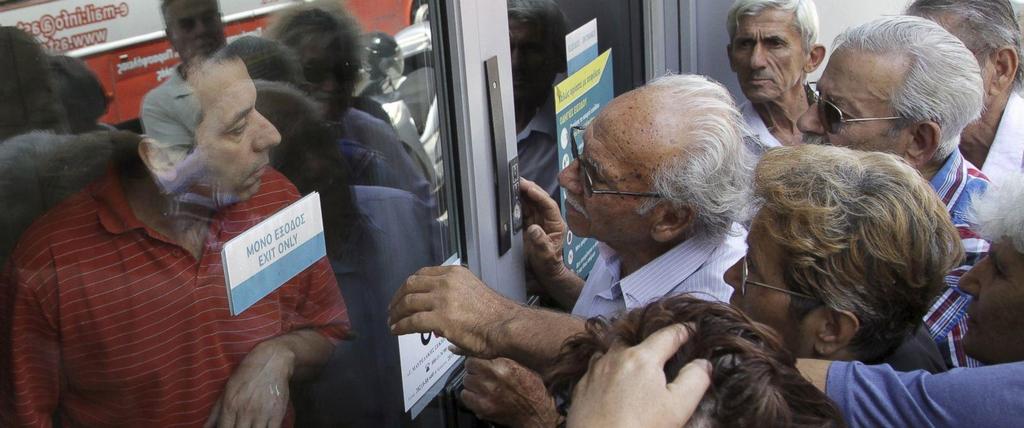 Oι επιπτώσεις του Χρηματοοικονομικού Αναλφαβητισμού Αυξημένη πιθανότητα φτώχειας και οικονομικού αποκλεισμού Υπερδανεισμός και αντιμετώπιση καταστάσεων χρεοκοπίας Περιορισμένη ή μηδενική αποταμίευση