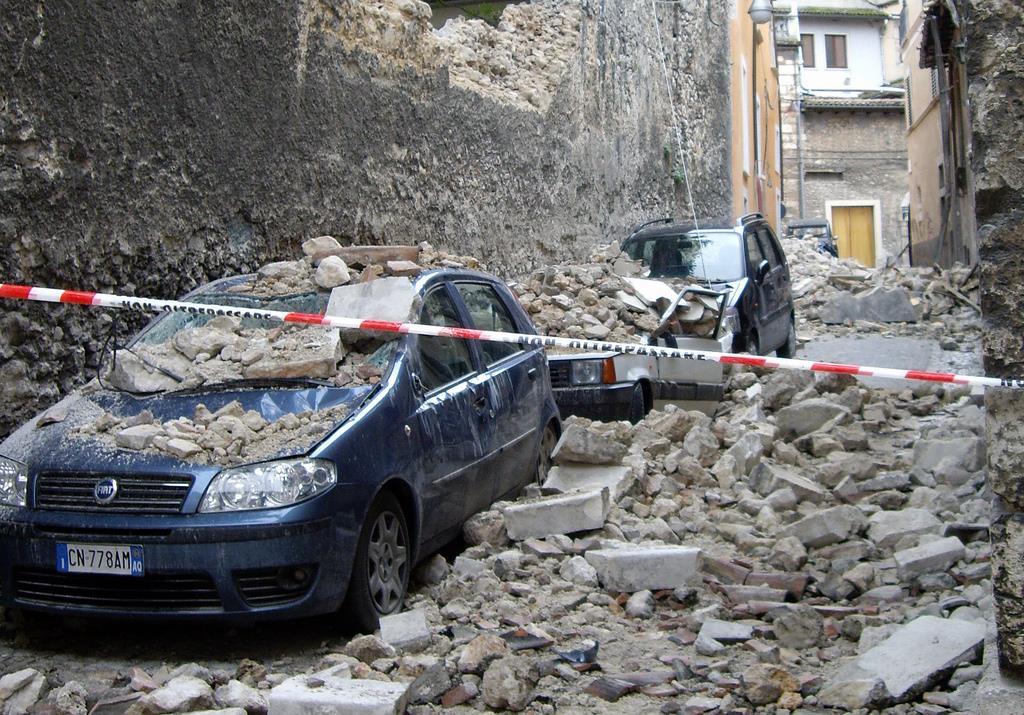 αποτζλεςμα ιςχυρζσ δονιςεισ του εδάφουσ.