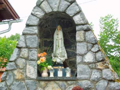Nigdje drugdje gdje su bila Gospina ukazanja, osim u Lurdu i Ilači, nije iz zemlje čudesno provrela voda. Iste godine kada se dogodilo ukazanje, 17. srpnja, postavljen je uz izvor kip Majke Božje.