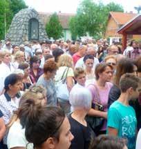 Oko crkve uređen je liturgijski prostor za hodočasnička slavlja, ispovjedaonice, križni put, nadstrešnice za hodočasnike koji provode noć u molitvi te kuća za svećenike koji su na usluzi