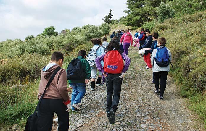 4 Θέσεις εργασίας και ευκαιρίες απασχόλησης ΧΑΡΤΗΣ 10. Ο τριτογενής τομέας περιλαμβάνει την παροχή υπηρεσιών στους ανθρώπους για την εξυπηρέτηση των αναγκών τους.