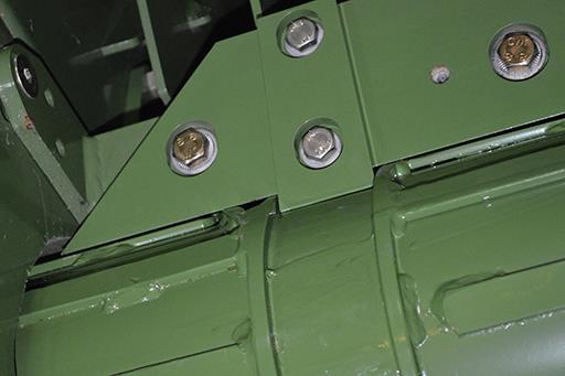 Αν η ράγα απόξεσης (3) δεν έρχεται σε επαφή με τον σπειροειδή κύλινδρο (4), λύστε τη βιδωτή σύνδεση (6) στη σφήνα (5).