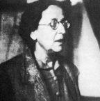 Κορυφαία προσωπικότητα του γυναικείου κινήματος στον Μεσοπόλεμο, ιδρυτικό μέλος και γραμματέας του «Συνδέσμου για τα Δικαιώματα της Γυναίκας», απ όπου αποχώρησε το 1932.