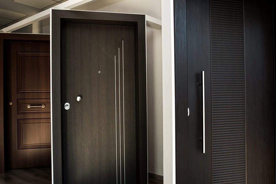 Πόρτα Ασφαλείας Πόρτα ασφαλείας μονής θωράκισης, ηλεκτρο-γαλβανιζέ λαμαρίνας 10/10 mm Επένδυση Laminate ή PVC σε 11 αποχρώσεις Κάσωμα μεταλλικό 20/10 mm ηλεκτροστατικά βαμμένο με ειδικό διαμορφωμένο
