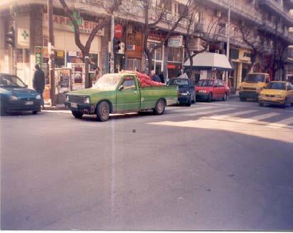 16 iii. Πλανόδιο εμπόριο: Το επάγγελμα του γυρολόγου Σ αυτή την υποκατηγορία ακολουθείται η διαδικασία αποκωδικοποίησης της φωτογραφίας με την οποία παρουσιάστηκε το προηγούμενο θέμα.