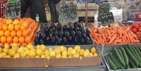 Στους πάγκους της λαϊκής αγοράς ο/η κάθε πωλητής/τρια φροντίζει για την ελκυστική παρουσίαση των προϊόντων του.