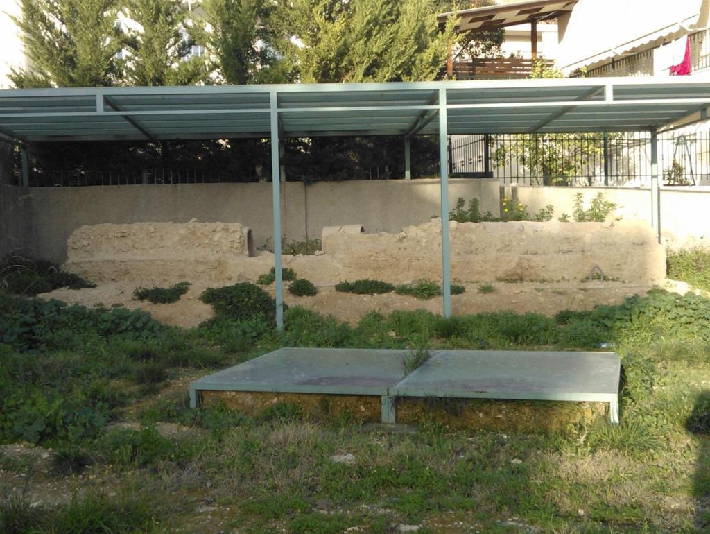 Αρχαία σ Καματερό [1] [2] εικ.1 Κάτω σκέπαστρο βρίσκει ο τάφος, σ πίσω σκέπαστρο ομία.