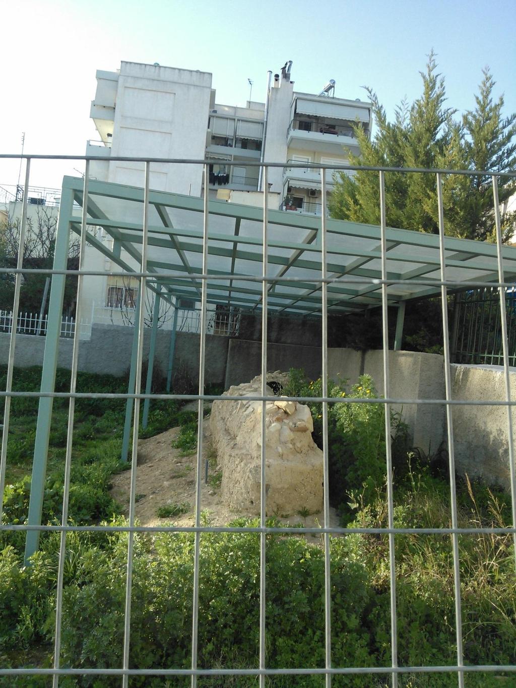 Αρχαία σ Καματερό [3] εικ.3 Συνφέρουσα επιτύμβια, αν προσέξετε σ επάνω μέρος θα διαβάστε επιγραφή, φικό διακόσια Με βάση μνηίο περί ηασκαφής.