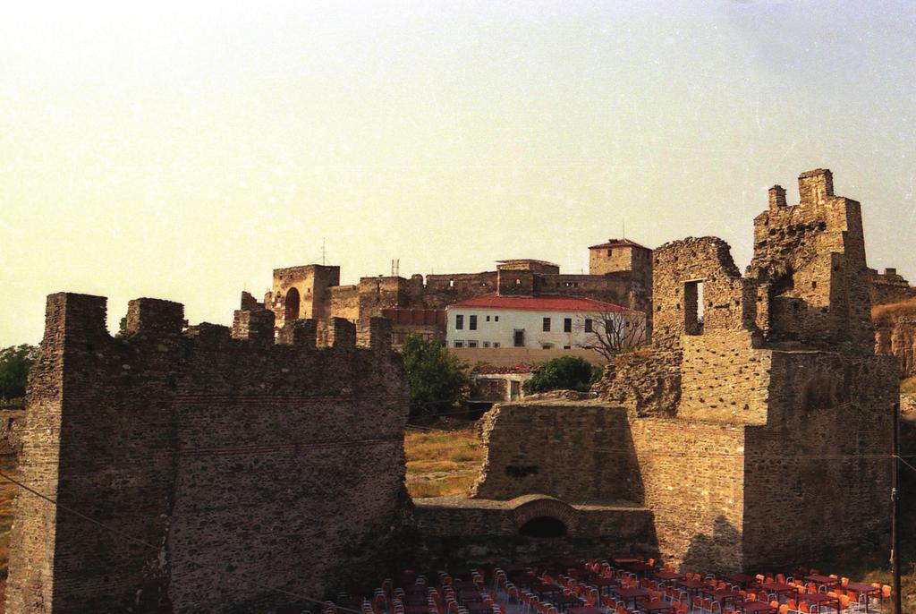 Zeugnis vom späteren Anbau der Akropolis legt die Aufstellung von Türmen an der Zwischenmauer, auf der Seite gegenüber der Akropolis ab; diese Mauer war ursprünglich die Außenseite der