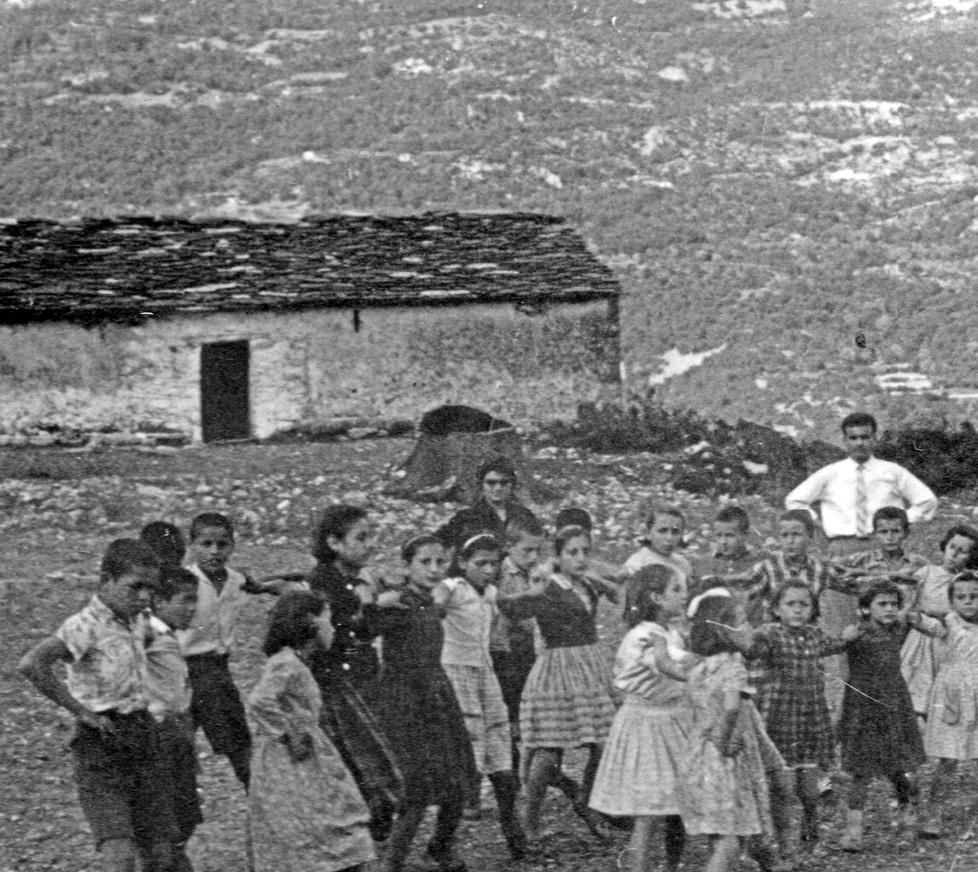 Δεν είναι αγιογραφημένος, έχει όμως αρκετές φορητές εικόνες, αναλόγιο προσκυνητάρι, παγκάρι, τέσσερα καντήλια και ένα μανουάλι.