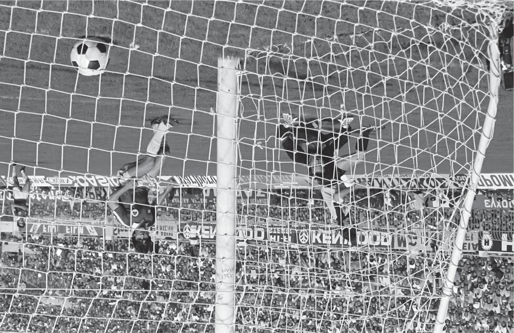 AEK FC //ΠΑΡΑΔΟΣΗ THE OFFICIAL MATCH PROGRAMME 1983 Του έχει πάρει τον αέρα To πρώτο από τα τρία γκολ του Θωμά Μαύρου στο 4-1 της Νέας Φιλαδέλφειας Κυριαρχία της ΑΕΚ την τελευταία