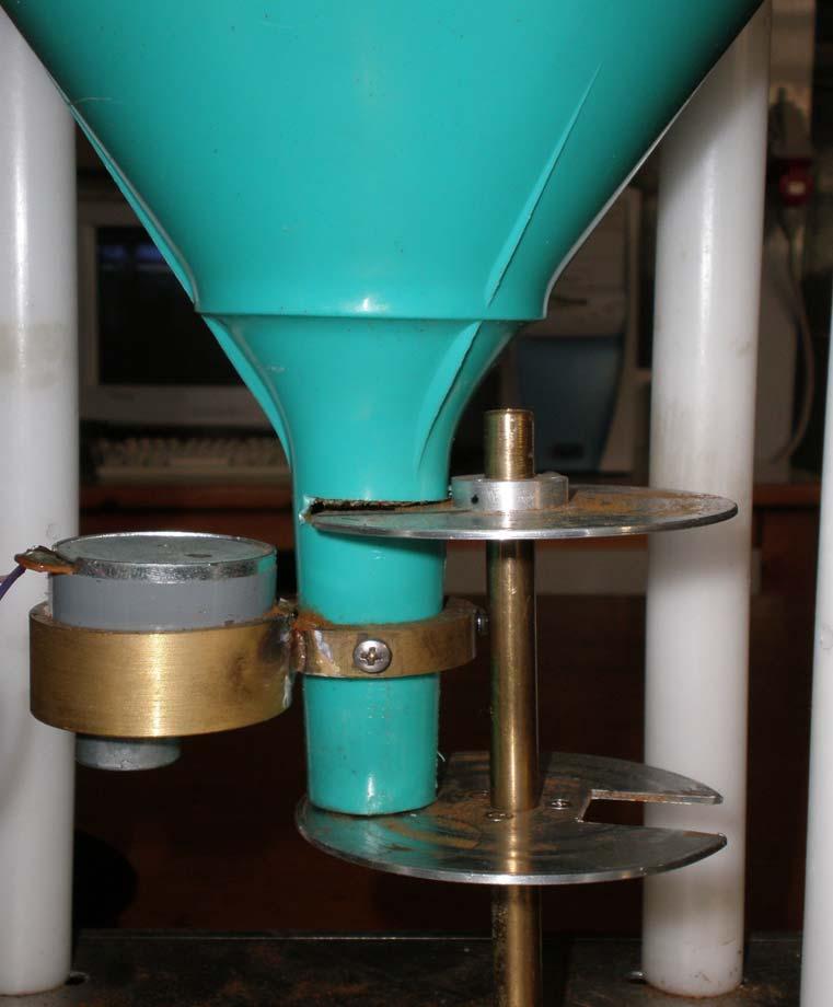 Στη συνεχεία αφού έχει επιτευχθεί η αποθήκευση της επιθυμητής δόσης καφέ τίθεται πάλι σε λειτουργία το μοτερ2 έτσι ώστε το κενό( Εικ.