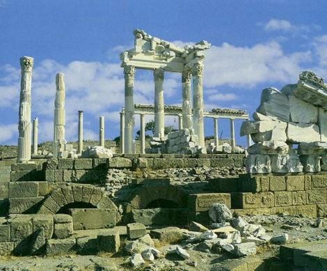 Ναός του Τραϊανού Είναι χτισμένος από τον αυτοκράτορα Αδριανό