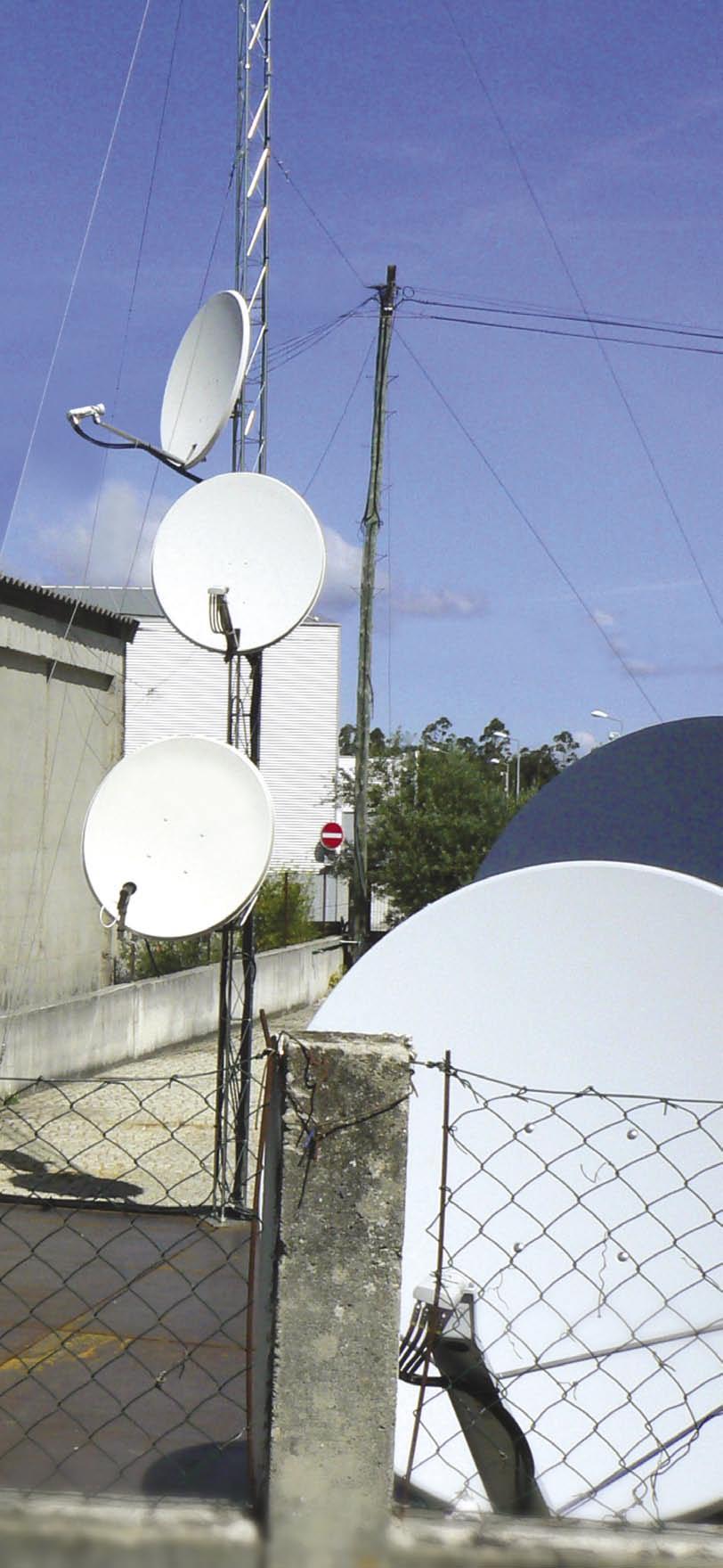 Όλα τα LNB είναι quatro LNB και χρησιμοποιούνται υψηλής ποιότητας καλώδια για την δρομολόγηση των δορυφορικών σημάτων στους πολυδιακόπτες διανομής μέσα στο κτήριο.