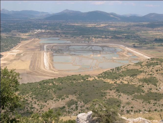 Φωτογραφίες από τη λίμνη Τάκα Η λεκάνη απορροής της λίμνης Τάκα είναι μια κλειστή λεκάνη, συνολικής έκτασης περίπου 103χλμ 2,