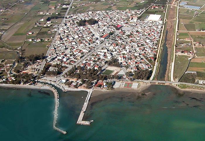 Όσον αφορά στο διευθετημένο τμήμα, έχουν διατηρηθεί τα υλικά της φυσικής κοίτης και το συνολικό πλάτος της χωμάτινης τραπεζοειδούς διατομής κυμαίνεται σε όλο το μήκος στα 40 50μ.