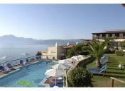 Locaţie: situat la caţiva pasi de orasul cosmopolit din Agios Nikolaos, la doar o oră distanţă de Aeroportul International Heraklion si la o distanţa scurtă de toate atracţiile importante din Creta