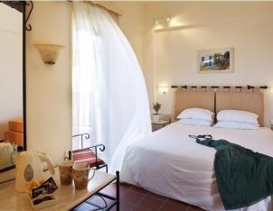 Facilitaţi hotel: Camerele sunt grupate in vile cu design tradiţional grecesc și care sunt înconjurate de grădini frumos amenajate.