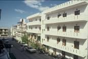HOTEL FLORAL 3* - mic dejun- De pana la 20% la pachet Descriere: Hotelul este avantajos poziţionat in centrul staţiunii Hersonissos, în apropierea tavernelor, restaurantelor, magazinelor si barurilor