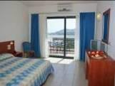 Combinând peisajul montan cu vedere la mare care taie respiraţia, este ideal pentru familile si cuplurile romantice care indrăgesc o atmosferă linistită si relaxantă.