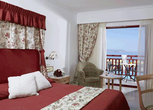 Facilitati hotel: Hotelul pune la dispozitia turistilor restaurant (international si grecesc), taverna cu specific italian si grecesc, gelaterie, disco, piano bar, piscina cu sezlonguri si umbrele,