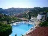 HOTEL PANORAMA VILLAGE 3* - All Inclusive Descriere: Inconjurat de verdeaţă si flori, într-o locaţie linistită, hotel Panorama oferă o perspectivă incredibilă asupra apelor azurii ale golfului Aghia