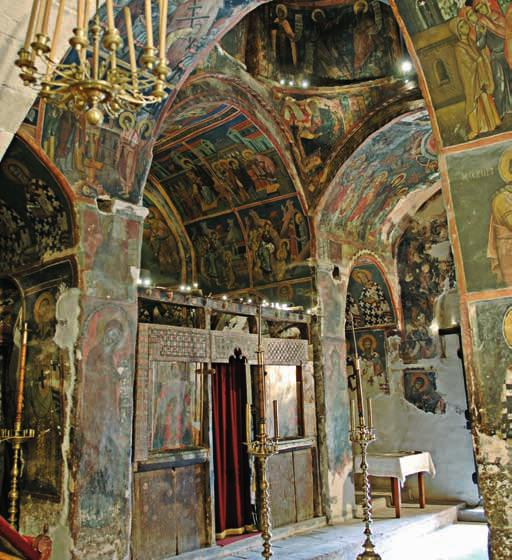 Εκκλησία Aγίου Iωάννη Λαμπαδιστή και Βυζαντινό Μουσείο Η σημερινή εκκλησία τουάγιου Ιωάννη του Λαμπαδιστή είναι ένα σύμπλεγμα εκκλησιών. Των Aγ.