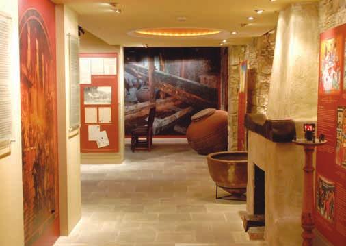 Τα εκθέματα του μουσείου αποτελούν ευρήματα από τις γύρω αρχαιολογικές τοποθεσίες και περιλαμβάνουν, ερυθροστιλβωτή κεραμική της Πρώιμης εποχής Χαλκού, πήλινα αγγεία και κοσμήματα της Μυκηναϊκής